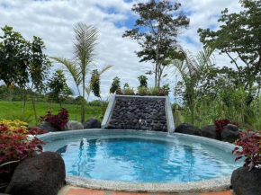 Jacuzzi con agua termal y rancho para eventos